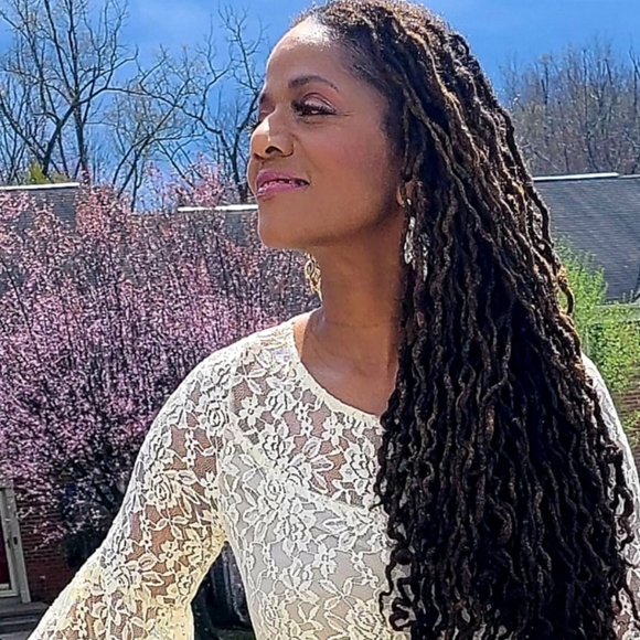 Meet Your Posher, Abeni - Picture 1 of 5